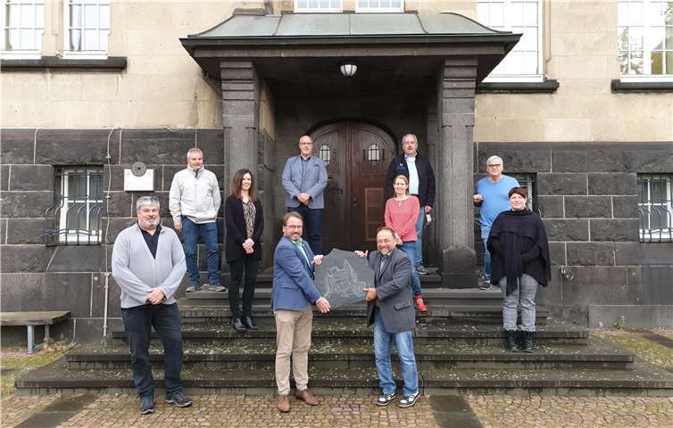 Bürgermeister der VG Vordereifel Alfred Schomisch (vorne rechts) übergab ein Abschiedsgeschenk an Mayens Oberbürgermeister Wolfgang Treis im Beisein der Arbeitskreismitglieder sowie dem Beigeordneten der Stadt Mendig, Achim Grün (links vorne). Foto: VG Mendig