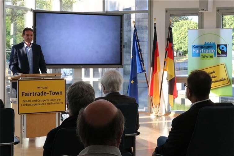 Ehrenbotschafter Manfred Holz überreicht die Zertifizierungsurkunde Bürgermeister der VG Weißenthurm Thomas Przybylla während seiner Ansprache bei der Feierstunde.