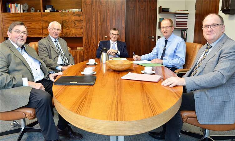 Bürgermeister der Verbandsgemeinde Adenau, Guido Nisius sowie Bernd Schiffarth und Hermann-Josef Romes vom Förderverein des Krankenhauses im Gespräch mit Landrat Dr. Alexander Saftig von der Kreisverwaltung Mayen-Koblenz.Foto: Kreisverwaltung Mayen-Koblenz