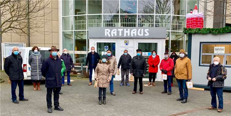 Bürgermeister der Verbandsgemeinde, Jörg Lempertz, bei der Übergabe der Weihnachtstüten.Foto: privat