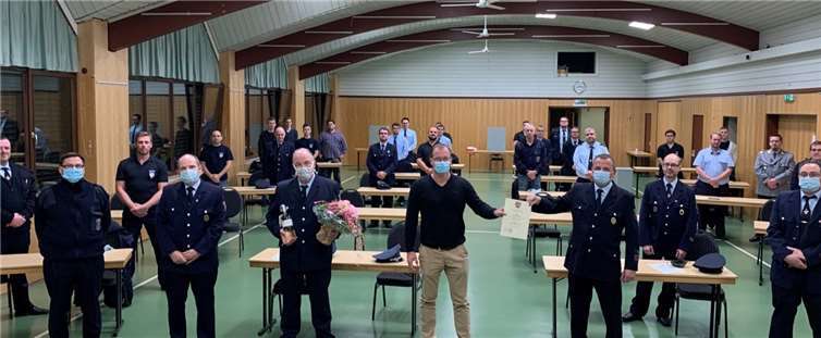 Bürgermeister der Verbandsgemeinde Jörg Lempertz nach der Vereidigung mit dem neuen Wehrführer Lars Perzewski und den wahlberechtigten Feuerwehrmitgliedern. Foto: privat