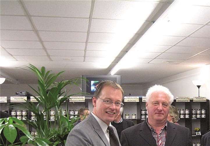 Bürgermeister der Verbandsgemeinde Mendig, Jörg Lempertz (v.li.), überreicht ein Präsent zur Eröffnung der Imkerei Doll an die Herrn Ewald Doll, Inhaber, Holger Linscheidt, Geschäftsführer und Juniorchef Benjamin Doll. privat