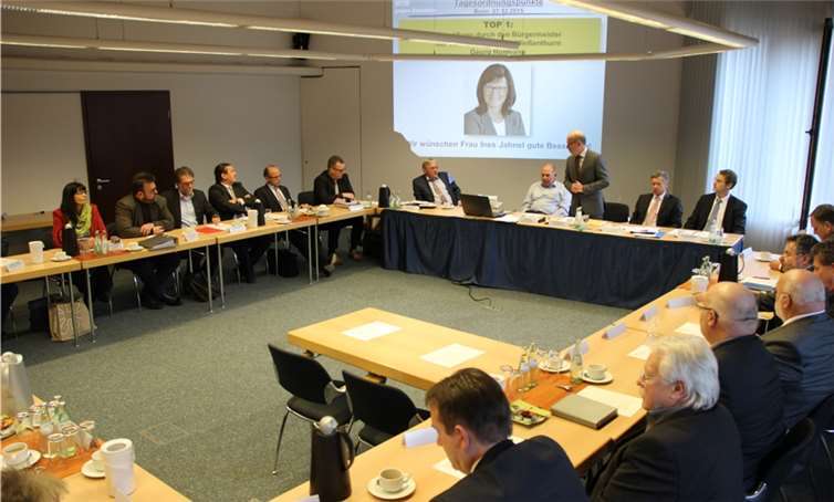 Bürgermeister der Verbandsgemeinde Weißenthurm Georg Hollmann begrüßte am 7. Dezember die Teilnehmerinnen und Teilnehmer an der Informationsveranstaltung zur Bahnlärmproblematik in Bonn.