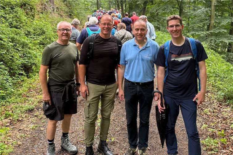 Bürgermeister im Wander-Modus (von links): Detlev Leersch, Jörg Lempertz, Johannes Bell und Sebastian Busch.  Foto: Jörg Lempertz