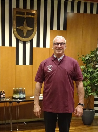 Bürgermeister und Mitglied Fred Pretz im neuen Vereins-T-Shirt.