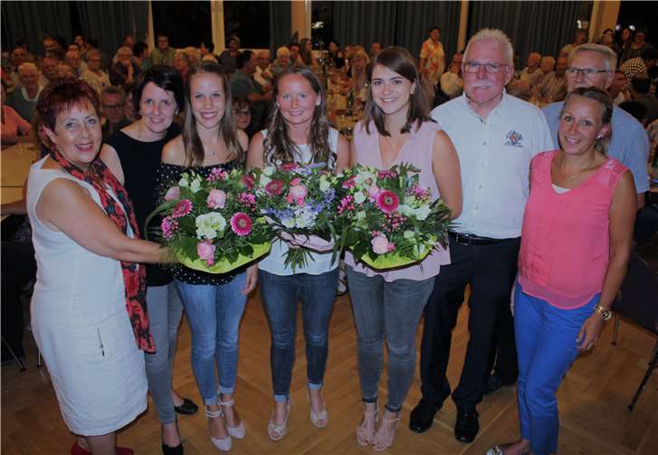 Bürgermeister und Mitglieder des Verkehrsvereins mit Corinna Gilles, Elisabeth Kastenholz und Miriam Marner.