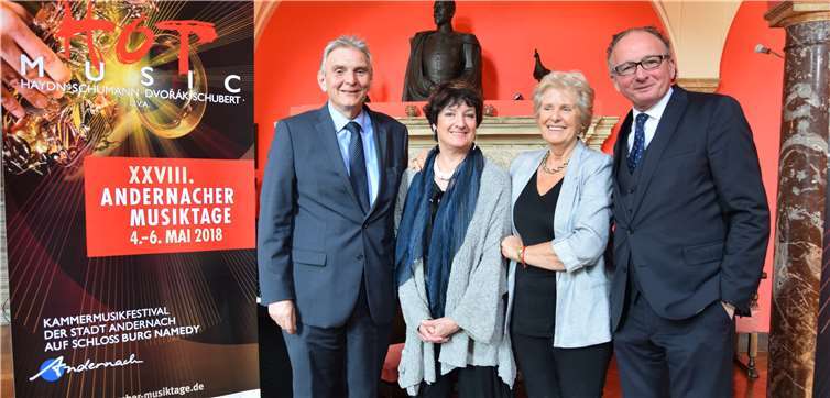 Bürgermeister und Oberbürgermeister von Andernach zusammen mit den Gesamtverantwortlichen der Andernacher Musiktage, Nina Tichmann und Heide Prinzessin von Hohenzollern.
