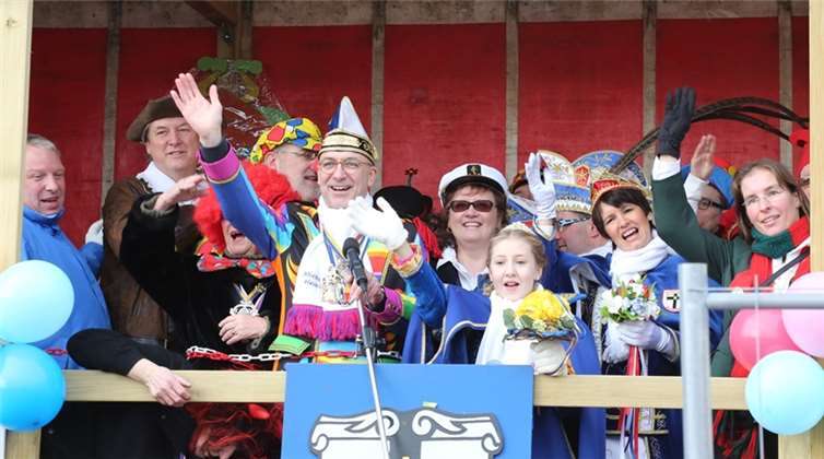 Bürgermeister und Rat kapitulieren und feiern mit Prinz Michael I, Prinzessin Heike I., Kinderprinzessin Nicole I. und den versammelten Jecken.StF