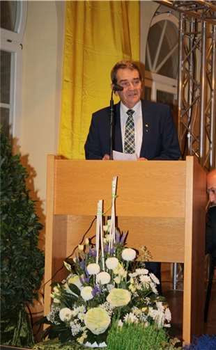 Bürgermeister und Schirmherr Helmut Probst hieß Musiker und Festgäste im großen Saal der alten Treiser Knabenschule willkommen.