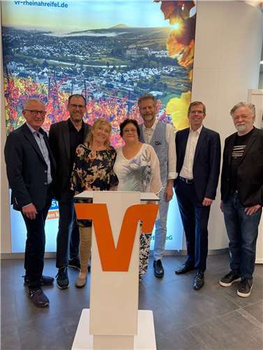 Bürgermeister von Bad Neuenahr-Ahrweiler, Guido Orthen, Thomas Theisen , Regionalmarktdirektor AhrBrohltal, Carina Verster-Rotthier, Vorsitzende des Verbroederingscomités, Eva-Maria Kreuter, Präsidentin der Are-Künstler-Gilde e.V., Wolfgang Horrmann, Vorsitzender des Partnerschaftskomitees Brasschaat und Michael C. Kuch, Vorstandsmitglied. Foto: Jan-Erik Burkard, VR Bank RheinAhrEifel eG