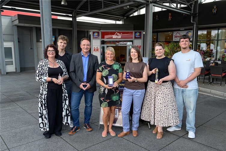 Bürgermeisterin Alexandra Marzi, Vorständin der Wir Westerwälder gAöR Sandra Köster und Wirtschaftsförderin Jennifer Kothe gratulierten gemeinsam mit Frank Sauter, Geschäftsführer der Hüter Einkaufspassage Frau Doreen Taghizadeh und ihren Söhnen zur Neueröffnung. 