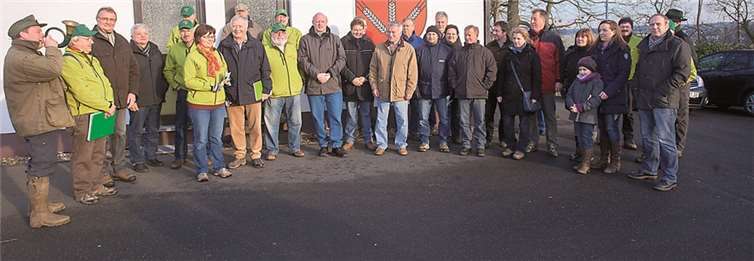 Bürgermeisterin Anette Wagner (7.v.l.) kann eine große Interessentengruppe begrüßen.WT