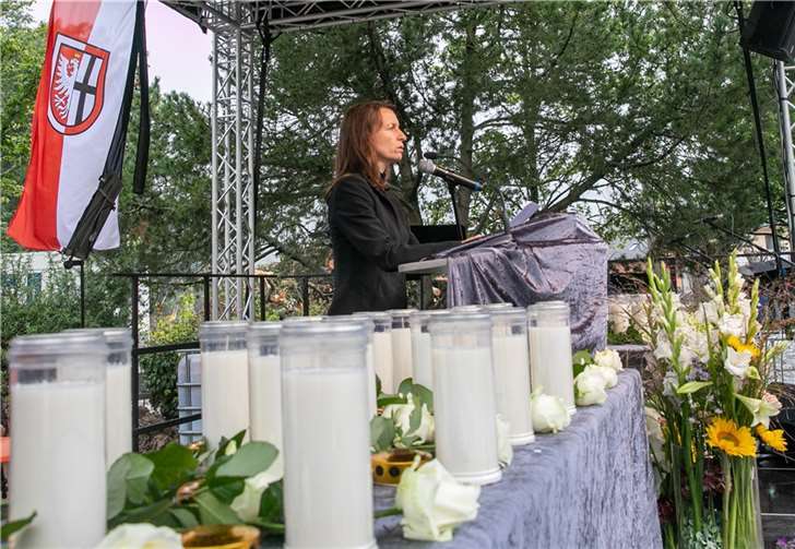 Bürgermeisterin Cornelia Weigand hielt eine bewegende Traueransprache. Foto:JOST