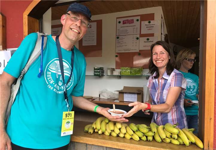 Bürgermeisterin Cornelia Weigand versorgte unter anderem einen Teilnehmer aus den Niederlanden mit einem Schälchen Gazpacho.