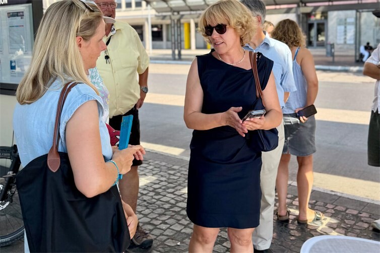 Bürgermeisterin Dr. Dagmar Kranz hört zu: Beim „Walk & Talk“ schilderten Bürgerinnen und Bürger ihre Anliegen und diskutierten aktuelle Herausforderungen in der Koblenzer Südstadt.