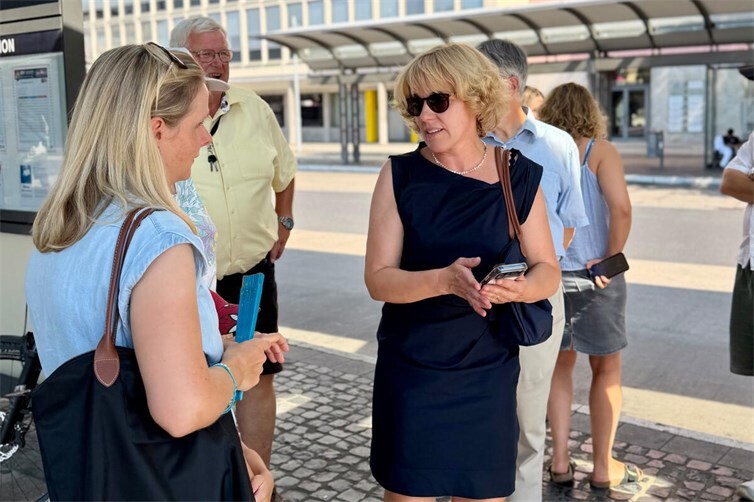 Bürgermeisterin Dr. Dagmar Kranz hört zu: Beim „Walk & Talk“ schilderten Bürgerinnen und Bürger ihre Anliegen und diskutierten aktuelle Herausforderungen in der Koblenzer Südstadt.