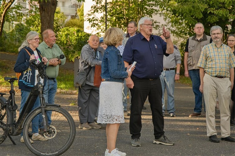 Bürgermeisterin Dr. Dagmar Kranz im Gespräch mit Bürgerinnen und Bürgern bei ihrem Besuch in Güls. 