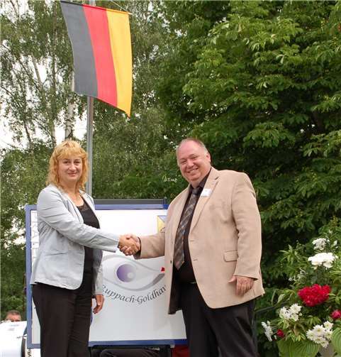 Bürgermeisterin Elen Malchárková aus Strahovice und Bürgermeister Gerold Sprenger enthüllen die Freundschaftafel mit neuem Logo.