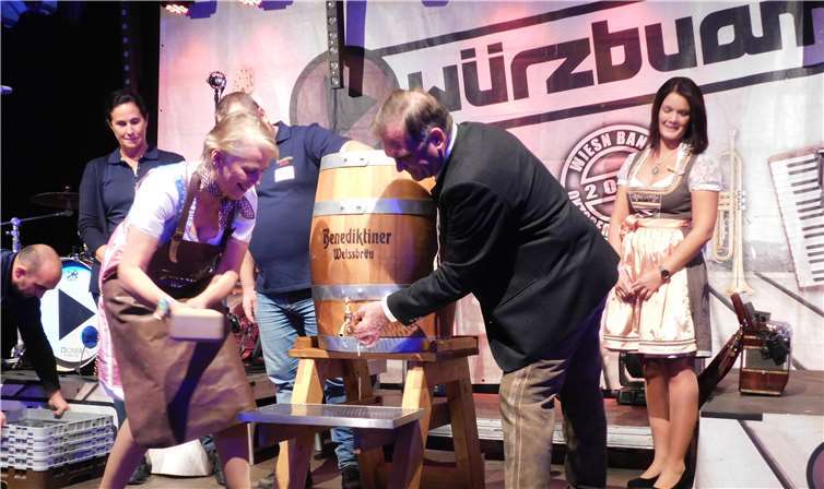 Bürgermeisterin Gabi Wieland beim gekonnten Fassanstich.