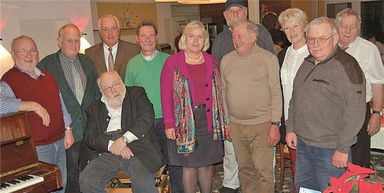 Bürgermeisterin Gabriele Hermann-Lersch bedankte sich bei den Protagonisten der überaus gelungenen Veranstaltung „Breisiger Verzällche“. V.l.: Horst Dreesbach, Karl-Heinz Kurth, Guido Ernst, Robert Hoss, Gabriele Hermann-Lersch, Rudi Krämer, Helmut Schuld, Inge Schmitz, Karli Kurp, Waldi Fabritius. Sitzend: Dr. Dirk Pollerberg.FA