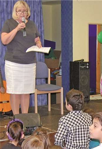 Bürgermeisterin Gabriele Hermann-Lersch überbrachte dem Jubiläums-Kindergarten die Gratulation der Stadt.