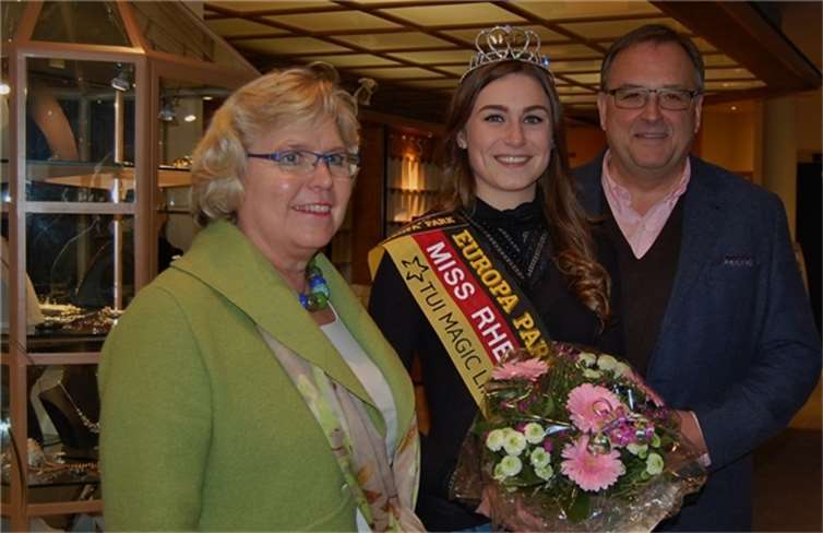 Bürgermeisterin Gabriele Hermann-Lersch und Bürgermeister Bernd Weidenbach gratulieren der frisch gebackenen „Miss Rheinland-Pfalz“. Fotos: FA