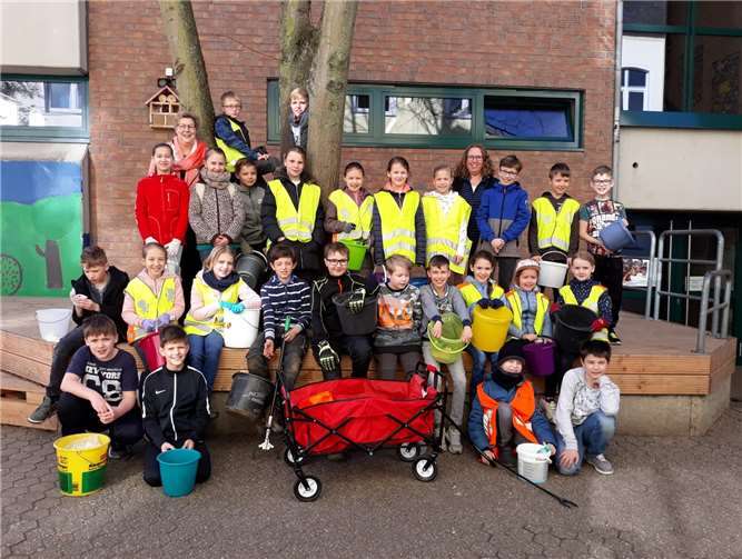 Bürgermeisterin Kalkbrenner mit den Kindern der Umwelt AG und der Lehrerin Frau Hübel kurz vor dem Start in die Aktion.Foto: privat