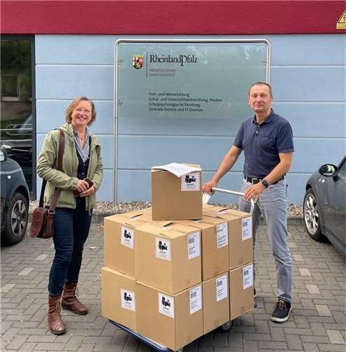 Bürgermeisterin Karin Küsel mit Peter Müller (PL) bei der Abholung der Geräte beim Pädagogischen Landesinstitut in Bad Kreuznach.  Foto: PL