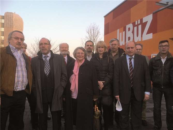 Bürgermeisterin Marie-Theres Hammes-Rosenstein (5. v. r.) und Baudezernent Martin Prümm (2. v. l.) sagten bei der Ortsteilbegehung zu, die Anregungen der Karthäuser Bürger zu prüfen. privat