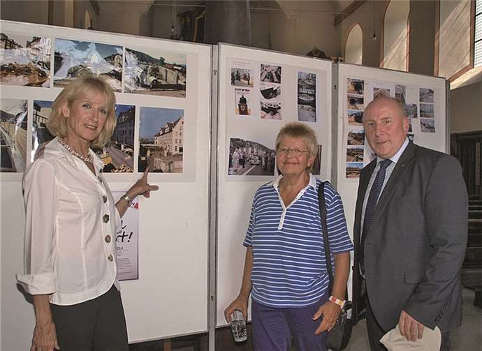 Bürgermeisterin Marie-Theres Hammes-Rosenstein, Anne Schumann-Dreyer und Manfred Diehl schauten sich im Eingangsbereich der Kirche noch einmal die Fotos aus der Sanierungsphase an. US