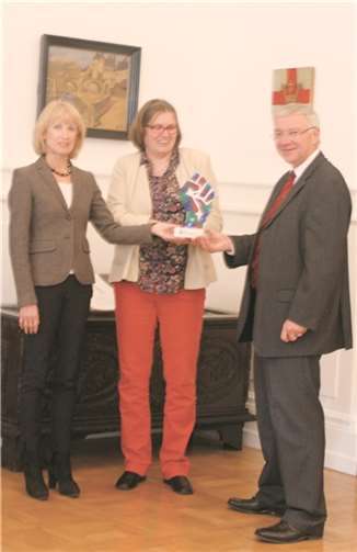 Bürgermeisterin Marie-Theres Hammes-Rosenstein, Edith Sauerbier (DGB) und Oberbürgermeister Prof. Dr. Joachim Hofmann-Göttig bei der Übergabe im Rathaus.Sebastian Hebeisen, DGB Koblenz.