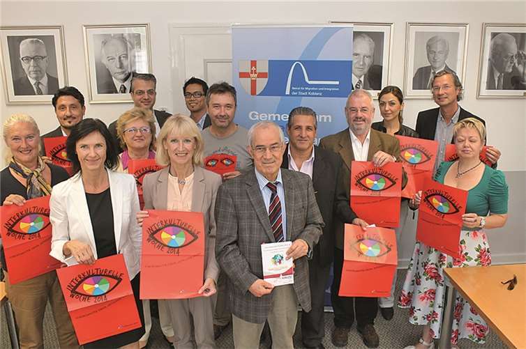 Bürgermeisterin Marie-Theres Hammes-Rosenstein (Mitte vorne) und der Vorsitzenden des Beirates für Migration und Integration, Vito Contento (Mitte r.), haben die neue Broschüre „Interkulturelle Wochen 2014“ vorgestellt.