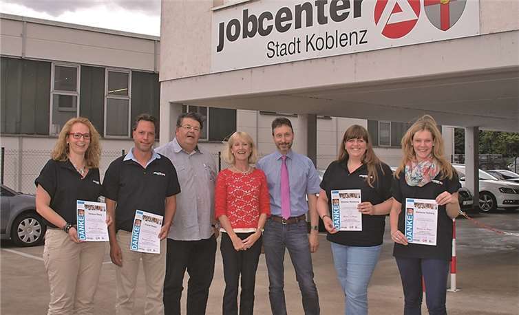 Bürgermeisterin Marie-Theres Hammes-Rosenstein bedankte sich bei den Mitarbeitern des Jobcenters Stadt Koblenz für ihren unermüdlichen Einsatz bei der Benefizveranstaltung „Warmes von Herzen“. US