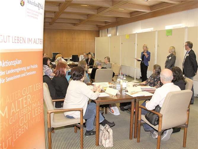 Bürgermeisterin Marie-Theres Hammes-Rosenstein begrüßte im Koblenzer Rathaus ein interessiertes und motiviertes Publikum.Stadt Koblenz
