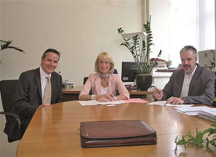 Bürgermeisterin Marie-Theres Hammes-Rosenstein bei der Vertragsunterzeichnung mit Albrecht Puhl-Thone (rechts) und Dr. Alexander Birkhahn von der Lebenshilfe Koblenz e.V. privat