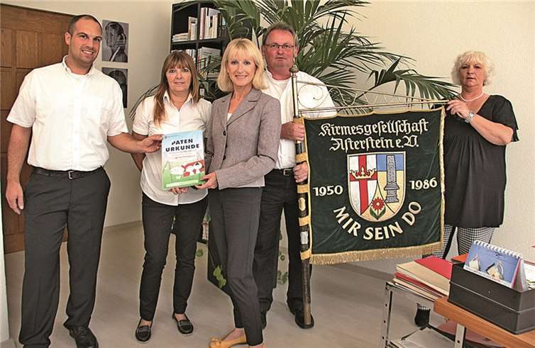 Bürgermeisterin Marie-Theres Hammes-Rosenstein bei der Übergabe der Spielplatzpatenschaftsurkunde an v. l. Daniel Walter, Vorsitzender Kirmesgesellschaft Asterstein, Heidi Roll und Stephan Wever. Über die neue Patenschaft freut sich Rita Zeitzem (ganz rechts), zuständige Mitarbeiterin für die Koblenzer Spielplätze im Amt für Jugend, Familie, Senioren und Soziales. privat
