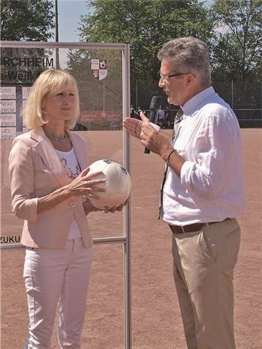 Bürgermeisterin Marie-Theres Hammes-Rosenstein brachte als Gastgeschenk einen Fußball mit auf das Sommerfest und wollte Hoffnung auf einen „grünen Platz“ machen.