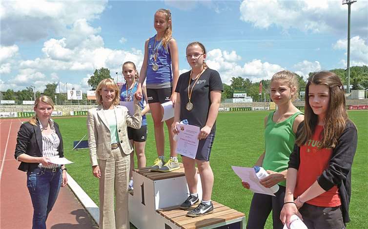 Bürgermeisterin Marie-Theres Hammes-Rosenstein ehrt die erfolgreichen Sportlerinnen.privat