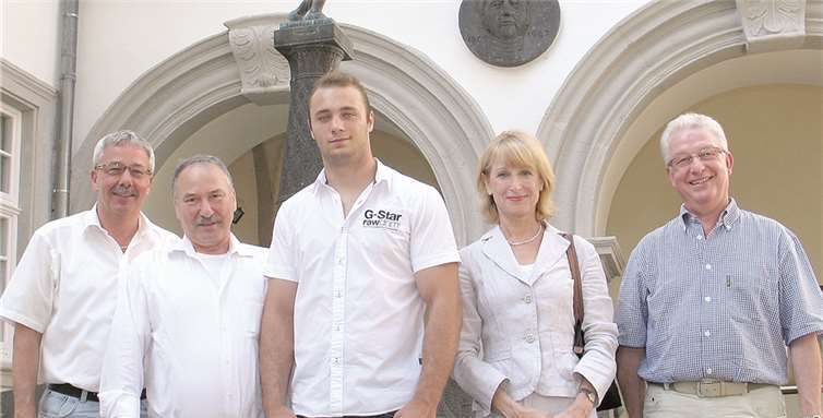 Bürgermeisterin Marie-Theres Hammes-Rosenstein hieß Dennis Ronert (Mitte), seinen Trainer und Manager Detlef Loritz (2.v.l.) und die sportpolitischen Sprecher der Fraktionen willkommen. privat