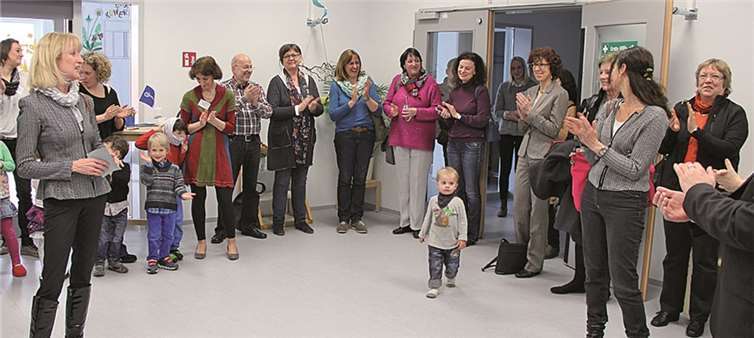 Bürgermeisterin Marie-Theres Hammes-Rosenstein (l.) bei der Begrüßung der Gäste, darunter die Leiterin des Jugendamtes, Elvira Unkelbach (r.), und die Leiterin des Amtes für Jugend, Familie, Senioren und Soziales, Martina Schüller (4.v.r.). privat