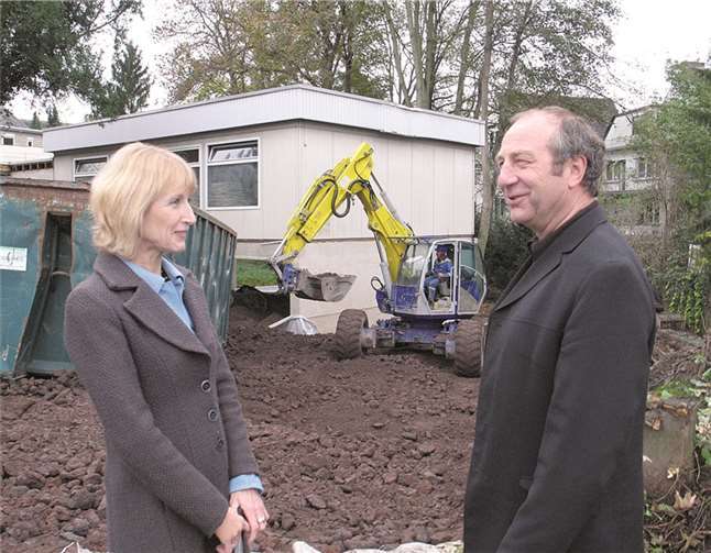 Bürgermeisterin Marie-Theres Hammes-Rosenstein ließ sich vom Leiter des Hochbauamtes Albert Diehl die anstehenden Arbeiten vor Ort erläutern.Stadt Koblenz
