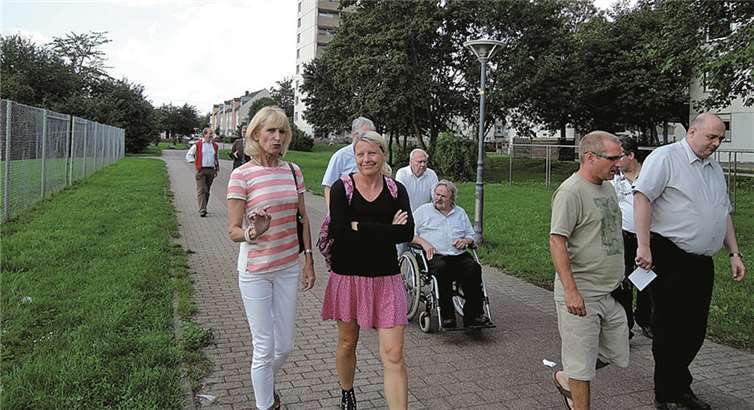 Bürgermeisterin Marie-Theres Hammes-Rosenstein (links) bei der Begehung gemeinsam mit Stadtratsmitglied Sylvie Enger (Bündnis 90/Die Grünen). BSB