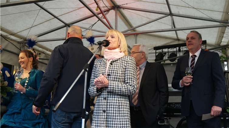 Bürgermeisterin Marie-Theres Hammes-Rosenstein lobte den leckeren Wein in Güls u...