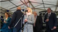 Bürgermeisterin Marie-Theres Hammes-Rosenstein lobte den leckeren Wein in Güls u...
