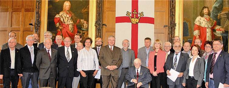 Bürgermeisterin Marie-Theres Hammes-Rosenstein und Oberbürgermeister Joachim Hofmann-Göttig verliehen die Ehrennadel an 26 fleißige Vereinsfunktionäre. RW