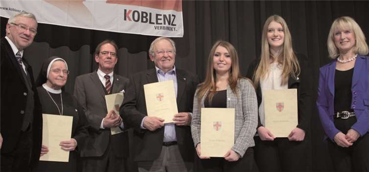 Bürgermeisterin Marie-Theres Hammes-Rosenstein und Oberbürgermeister Prof. Dr. Joachim Hofmann-Göttig überreichten die Auszeichnungen. privat