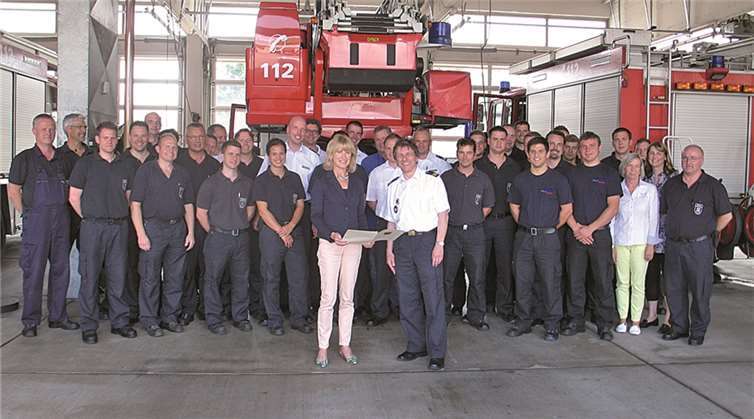 Bürgermeisterin Marie-Theres Hammes-Rosenstein zeichnet Feuerwehrchef Wolfgang Schröder aus.privat