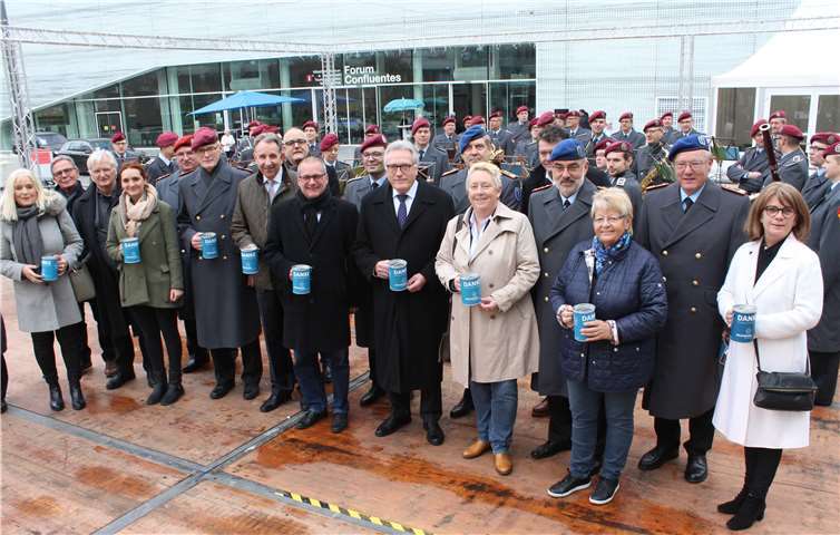 Bürgermeisterin Mohrs (Foto 5.v.re.) und Bettina Hörter (re.), die Geschäftsführerin des Volksbundes, bedankten sich bei allen Sammlern und Spendern.Foto: privat