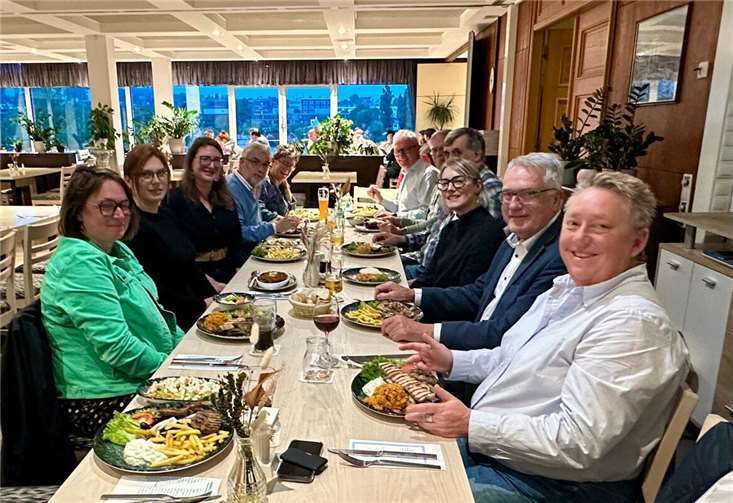 Bürgermeisterin Mohrs im Kreise der Spielplatzpatinnen und –paten bei einem Dankeschön-Abendessen.  Foto: Stadt Koblenz Jürgen Keßler