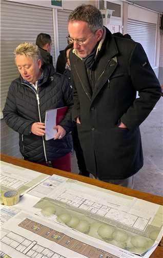 Koblenz investiert in Sport: Sanierung von Schmitzers Wiese beginnt bald Bürgermeisterin Mohrs zeigt Innenminister Ebling die Pläne für den Bau des Multifunktionsgebäudes.